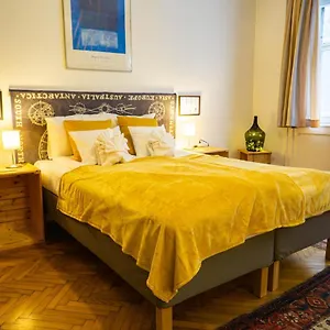 Bond & Sue Budapest